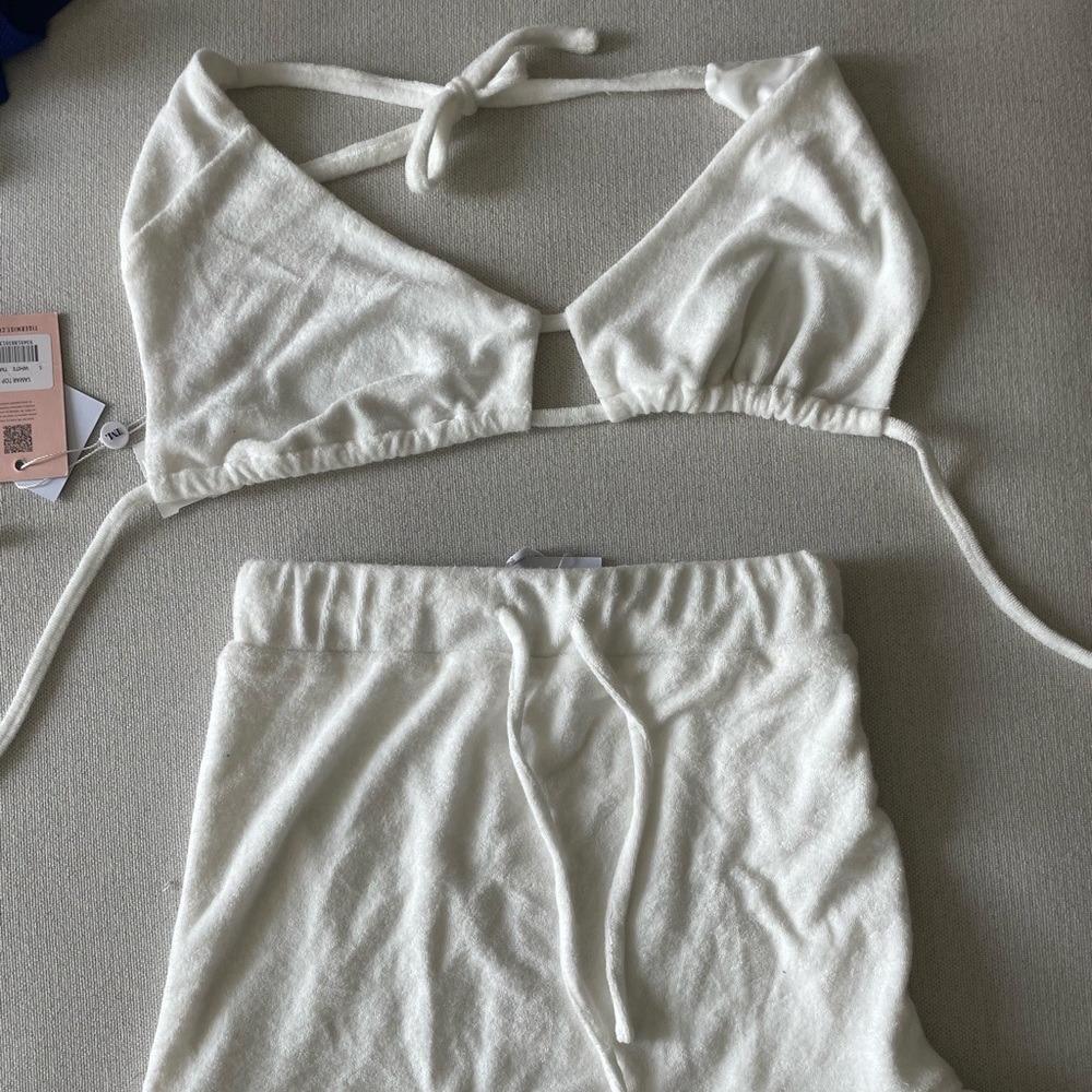 NWT. Tiger Mist terry cloth set. Size small